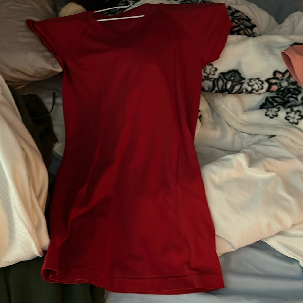 Red Lululemon swiftly tech, size 4